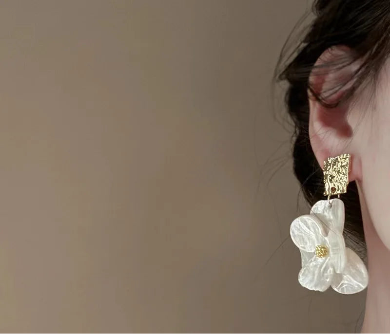 Vintage Acrylic Flower Petal Pendant Earrings For Women Exquisite Alloy Flower Dangle Earrings Luxury Casual Party Jewelry Gifts