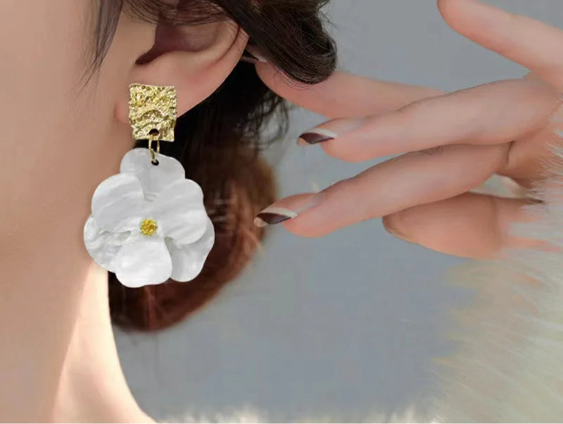 Vintage Acrylic Flower Petal Pendant Earrings For Women Exquisite Alloy Flower Dangle Earrings Luxury Casual Party Jewelry Gifts