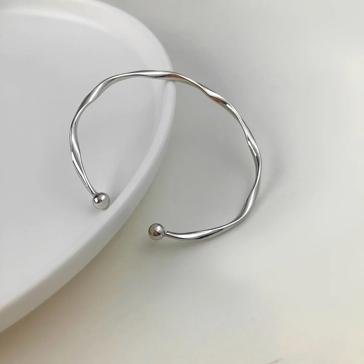 Silver Color Twisted Wave Bracelets Bangles for Women Hand Jewelry New Fashion Cuff Bangles Girl Simple Accessories pulseras