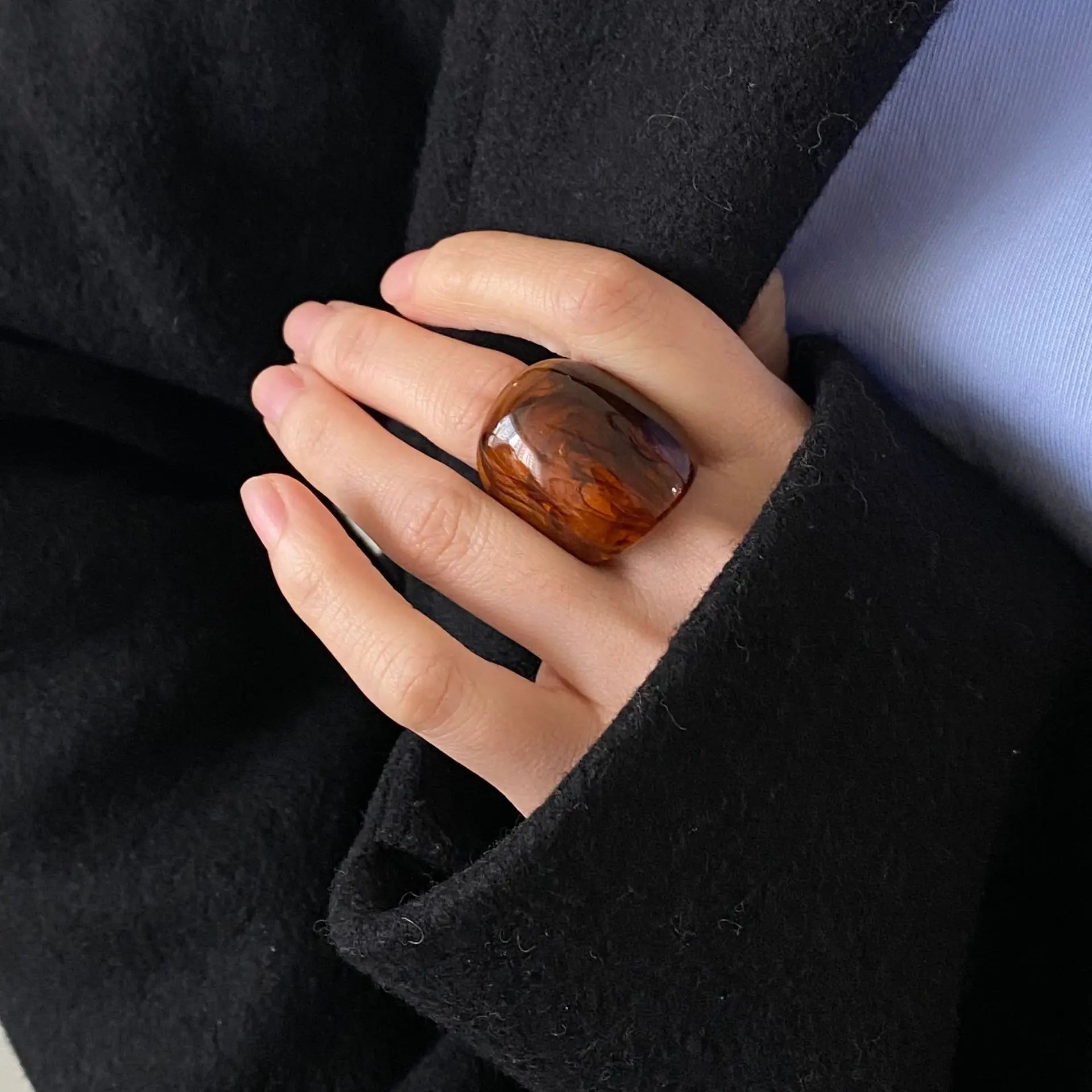 New Vintage Trendy Large Finger Rings for Women Exaggerated Amber Color Resin Temperament Geometric Finger Ring Jewelry
