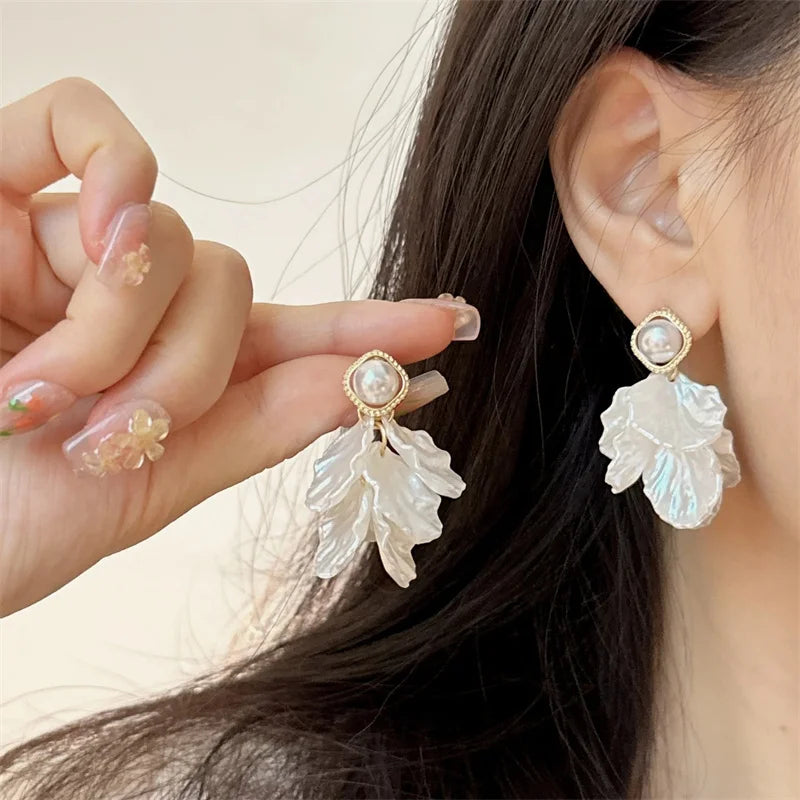 Shell Flower Pearl Stud Earrings Korea Elegant Temperament White Color Petal Earrings for Women Wedding Party Jewelry Gifts
