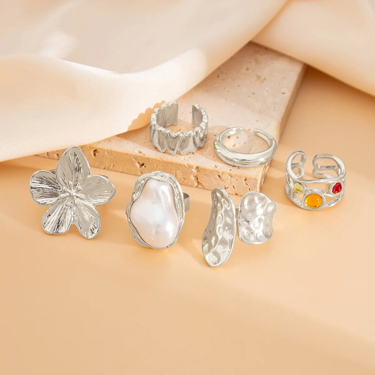 6Pcs Punk Exaggerated Metal Finger Rings Set for Women Men Vintage Flower Pearl Crystal Europe America Open Rings Luxury Jewelry