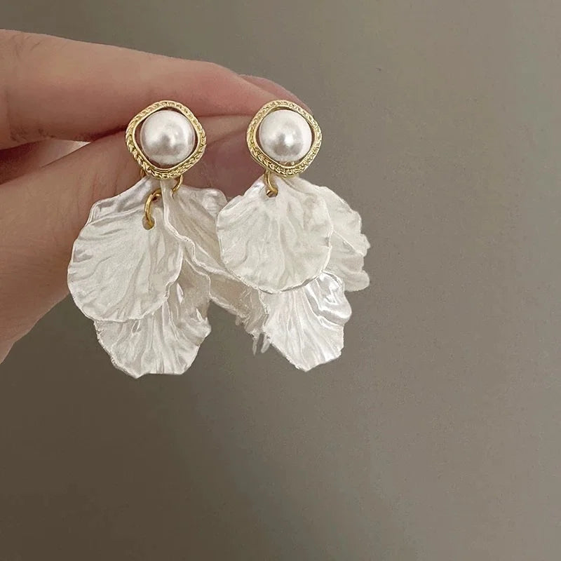 Shell Flower Pearl Stud Earrings Korea Elegant Temperament White Color Petal Earrings for Women Wedding Party Jewelry Gifts