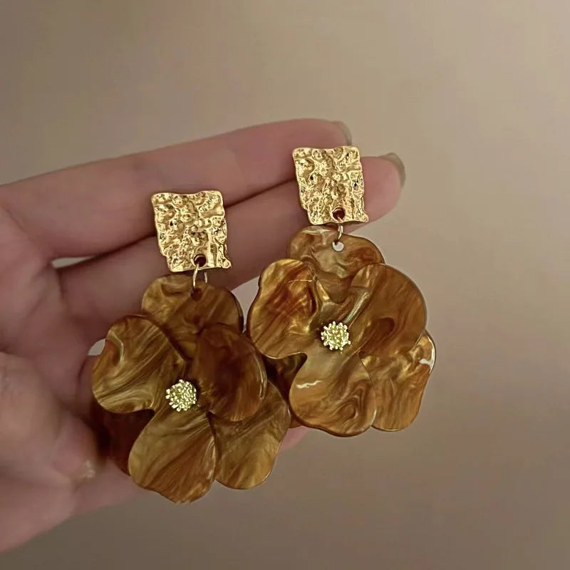 Vintage Acrylic Flower Petal Pendant Earrings For Women Exquisite Alloy Flower Dangle Earrings Luxury Casual Party Jewelry Gifts