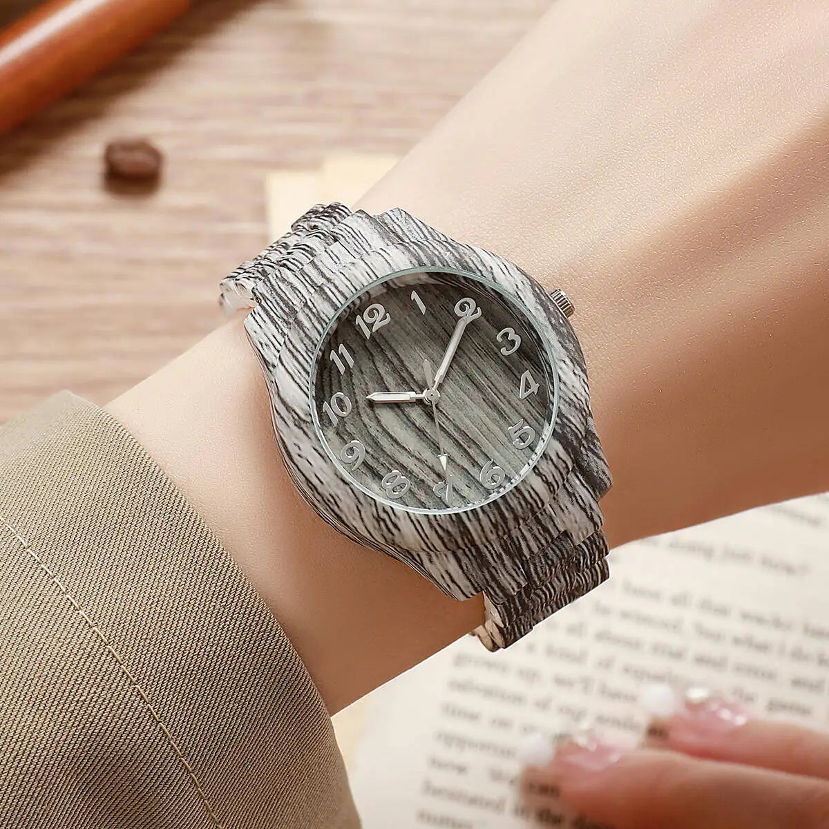 Fashion Women Watches Casual Wooden Pattern Plastic Band Quartz Watch Relogios Feminino（Without Box）
