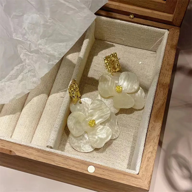 Vintage Acrylic Flower Petal Pendant Earrings For Women Exquisite Alloy Flower Dangle Earrings Luxury Casual Party Jewelry Gifts