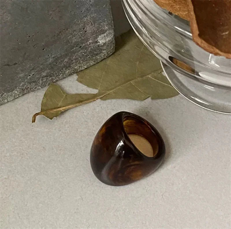 New Vintage Trendy Large Finger Rings for Women Exaggerated Amber Color Resin Temperament Geometric Finger Ring Jewelry