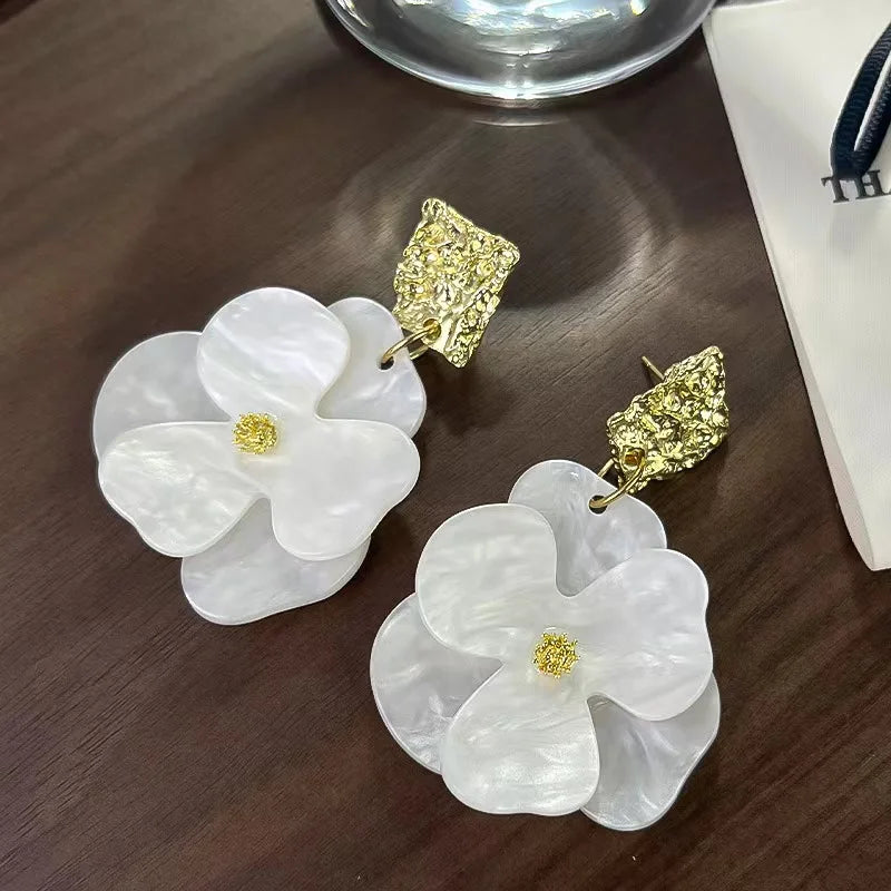Vintage Acrylic Flower Petal Pendant Earrings For Women Exquisite Alloy Flower Dangle Earrings Luxury Casual Party Jewelry Gifts