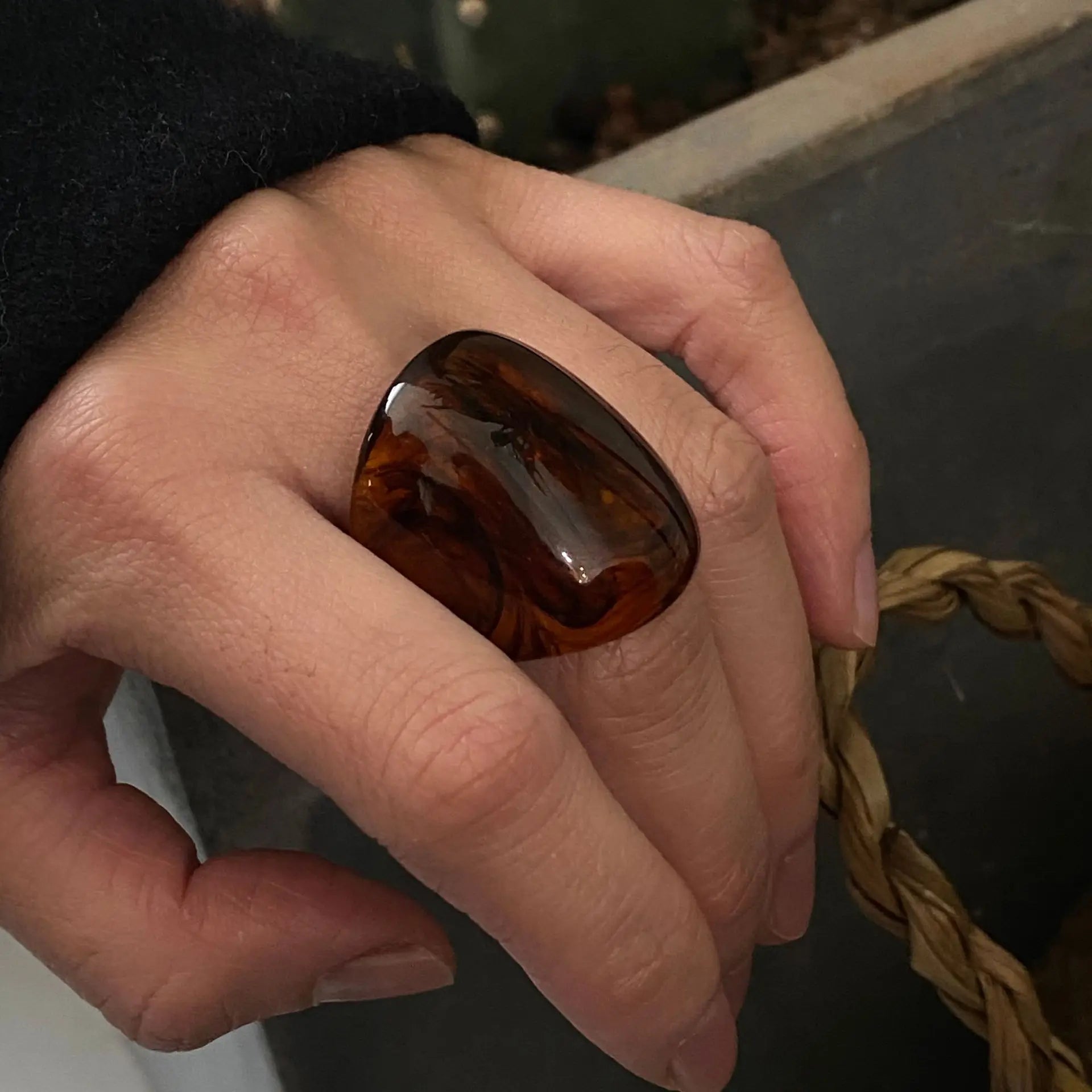 New Vintage Trendy Large Finger Rings for Women Exaggerated Amber Color Resin Temperament Geometric Finger Ring Jewelry