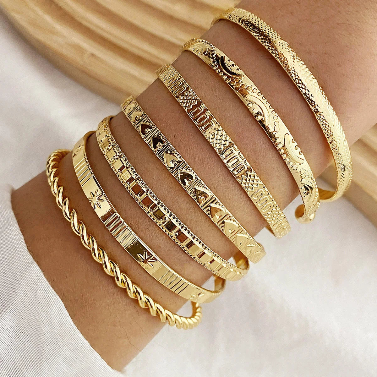 7 Pcs/Set Gold Color Bracelets for Women Streetwear Goth Heart Prints Metal Design Open Bangle Fashion Jewelry Gifts