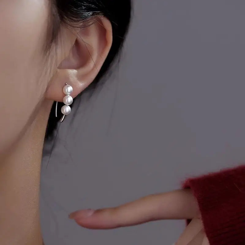 Fashion Delicate Small Pearl Earrings for Women Fashionable Simple High-quality Ear Hoops Unique Design Jewellery