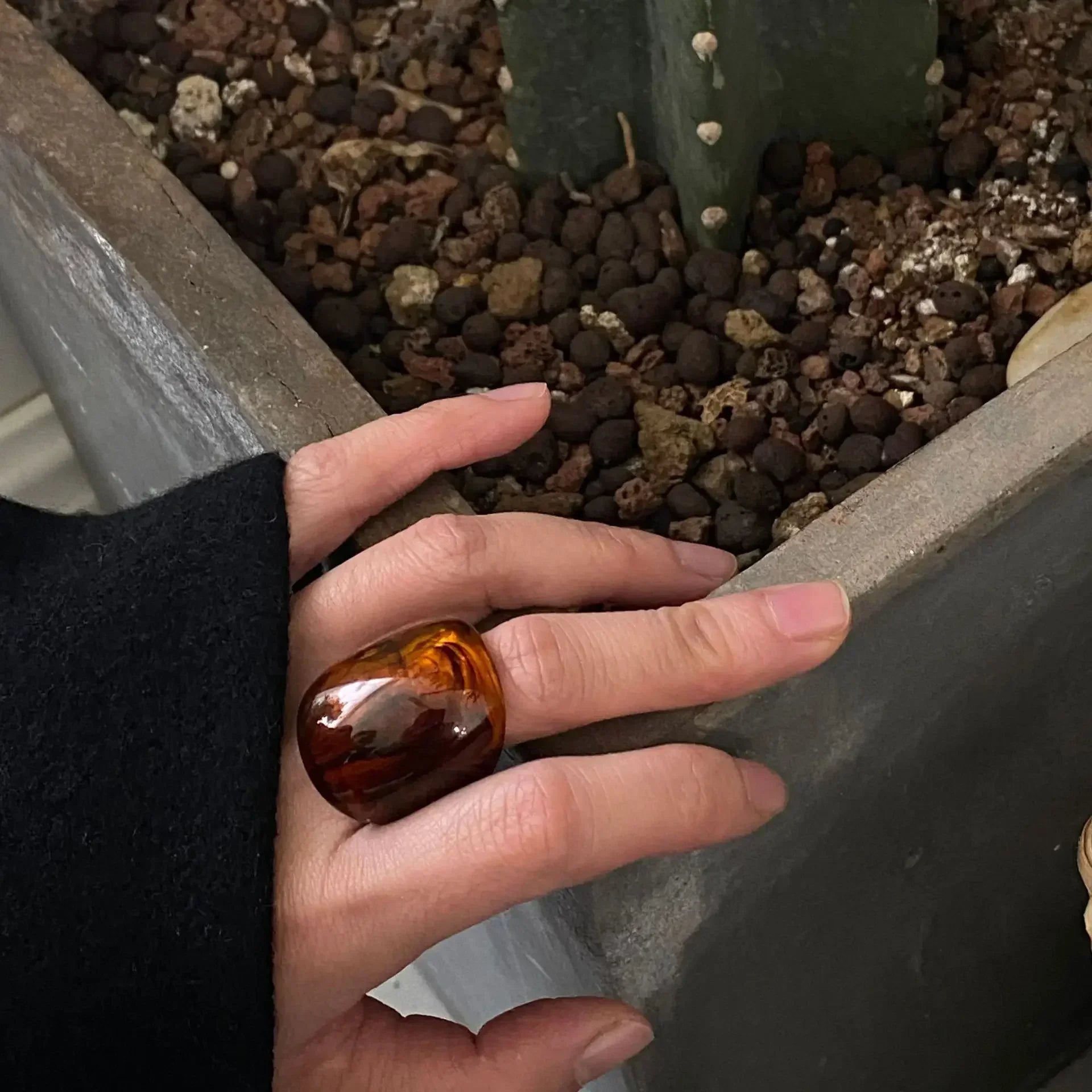 New Vintage Trendy Large Finger Rings for Women Exaggerated Amber Color Resin Temperament Geometric Finger Ring Jewelry