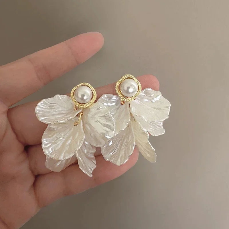 Shell Flower Pearl Stud Earrings Korea Elegant Temperament White Color Petal Earrings for Women Wedding Party Jewelry Gifts