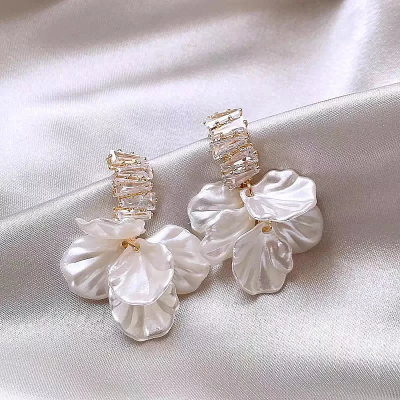 Shell Flower Pearl Stud Earrings Korea Elegant Temperament White Color Petal Earrings for Women Wedding Party Jewelry Gifts